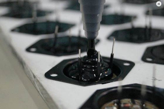 Video-uitgaande-inspectie 2k polyurethaan doseringsmachine voor parkeergevoelenspotting