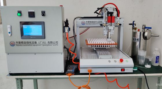 Glijverende machine voor het mengen en injecteren van lijm
