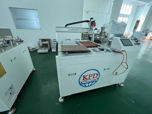 Epoxyharsmachine voor domingtoepassing bij de productie van 3D-etiketten