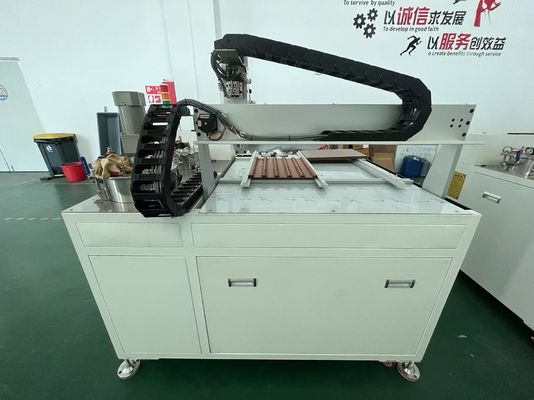 Epoxyharsmachine voor domingtoepassing bij de productie van 3D-etiketten