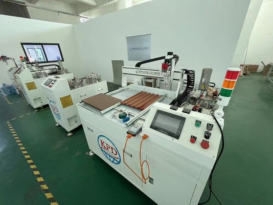 Epoxyharsmachine voor domingtoepassing bij de productie van 3D-etiketten