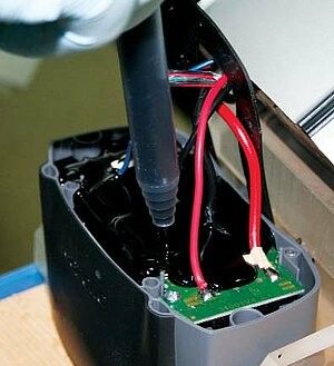 Versnellingsbommetersysteem voor de afgifte van mengsels voor AB-componenthars